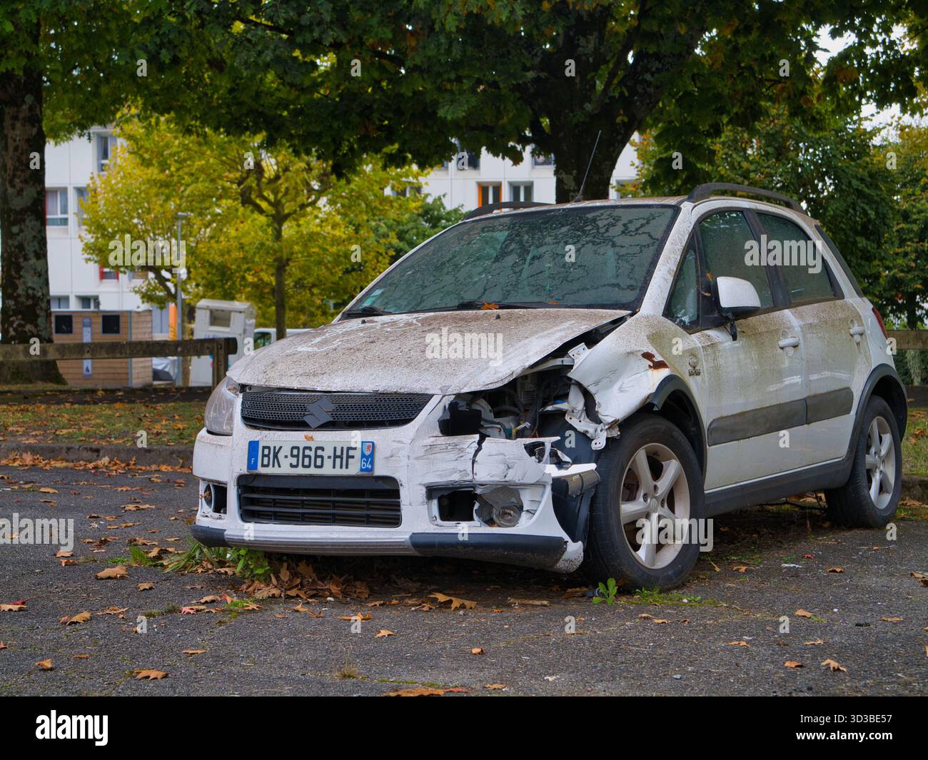 Bayonne, France - Oct 08 2025 : une berline blanche endommagée dans un parking à Bayonne, France. Banque D'Images
