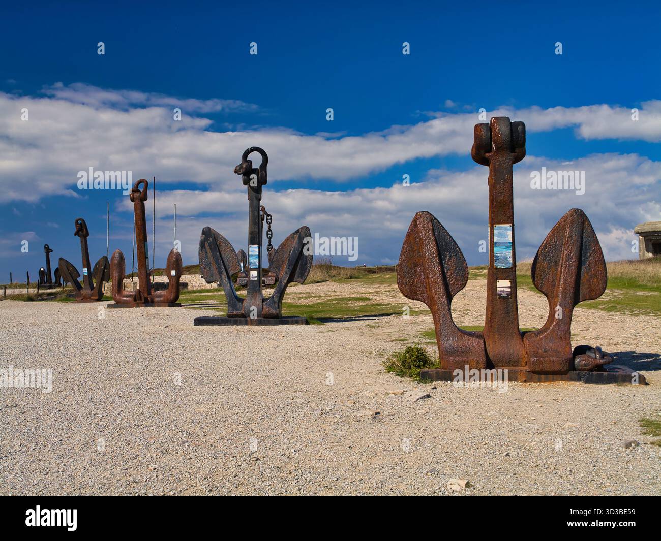 Péninsule de Crozon, France - septembre 26 2025 : rangée d'ancres massives de navires rouillés au Musée commémoratif de la bataille de l'Atlantique près de pointe de Pen Hir sur la péninsule de Crozon, Bretagne, France, sous un ciel bleu vif. Banque D'Images