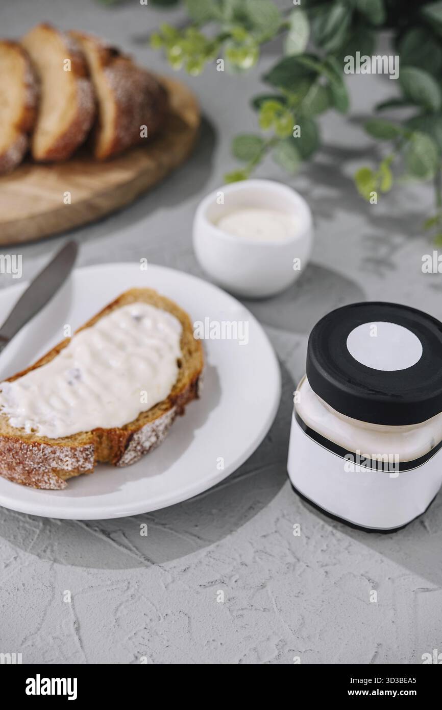 Nourriture, sandwich avec fromage ricotta sur assiette Banque D'Images