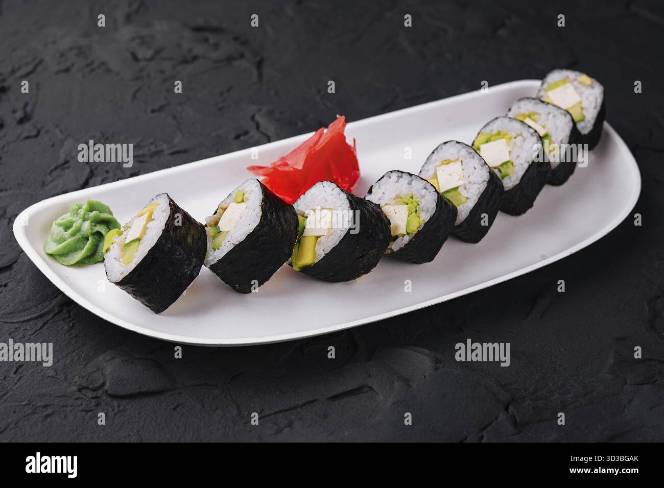 Nourriture, Sushi avec fromage feta et avocat sur assiette blanche Banque D'Images