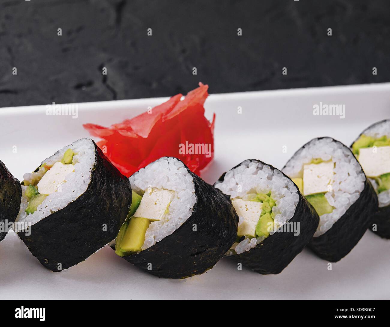 Nourriture, Sushi avec fromage feta et avocat sur assiette blanche Banque D'Images