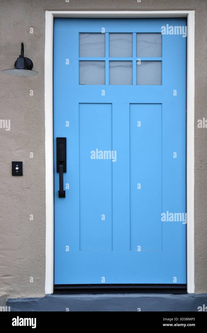Porte d'entrée en bois bleu vif avec garniture blanche sur maison résidentielle, San Francisco, CA, USA Banque D'Images