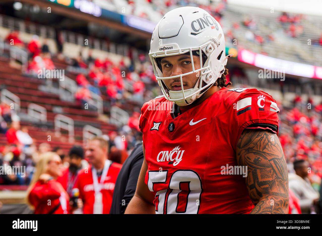 L'offensive des Bearcats de Cincinnati Lineman EVAN TENGESDAHL (50) lors d'un match de football universitaire. Banque D'Images
