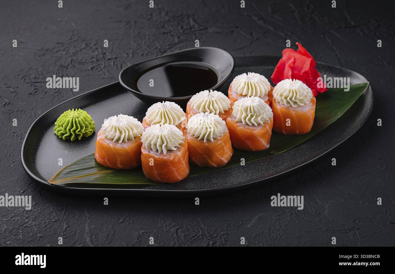 Nourriture, Sushi de Philadelphie avec fromage de Philadelphie sur assiette asiatique noire Banque D'Images