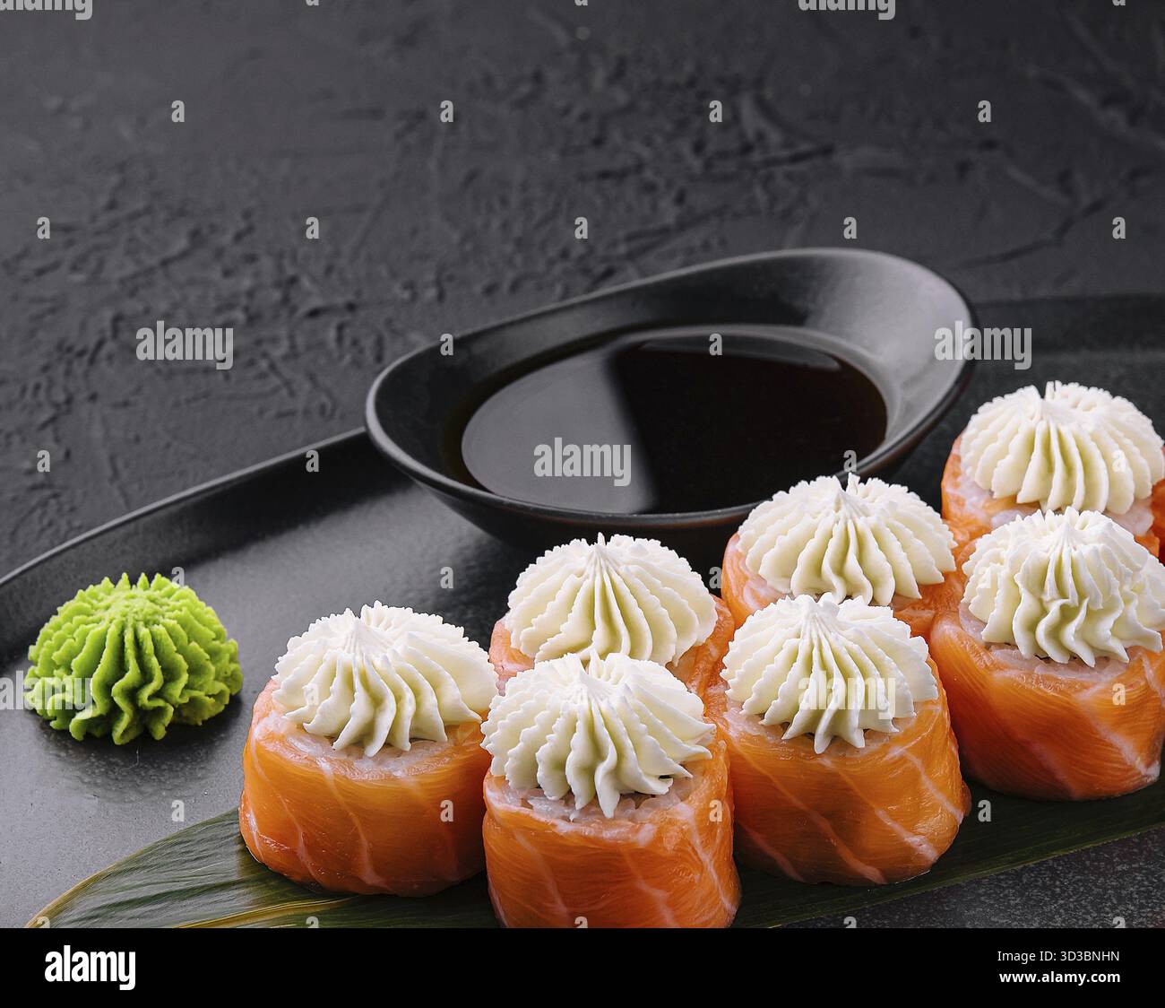 Nourriture, Sushi de Philadelphie avec fromage de Philadelphie sur assiette asiatique noire Banque D'Images