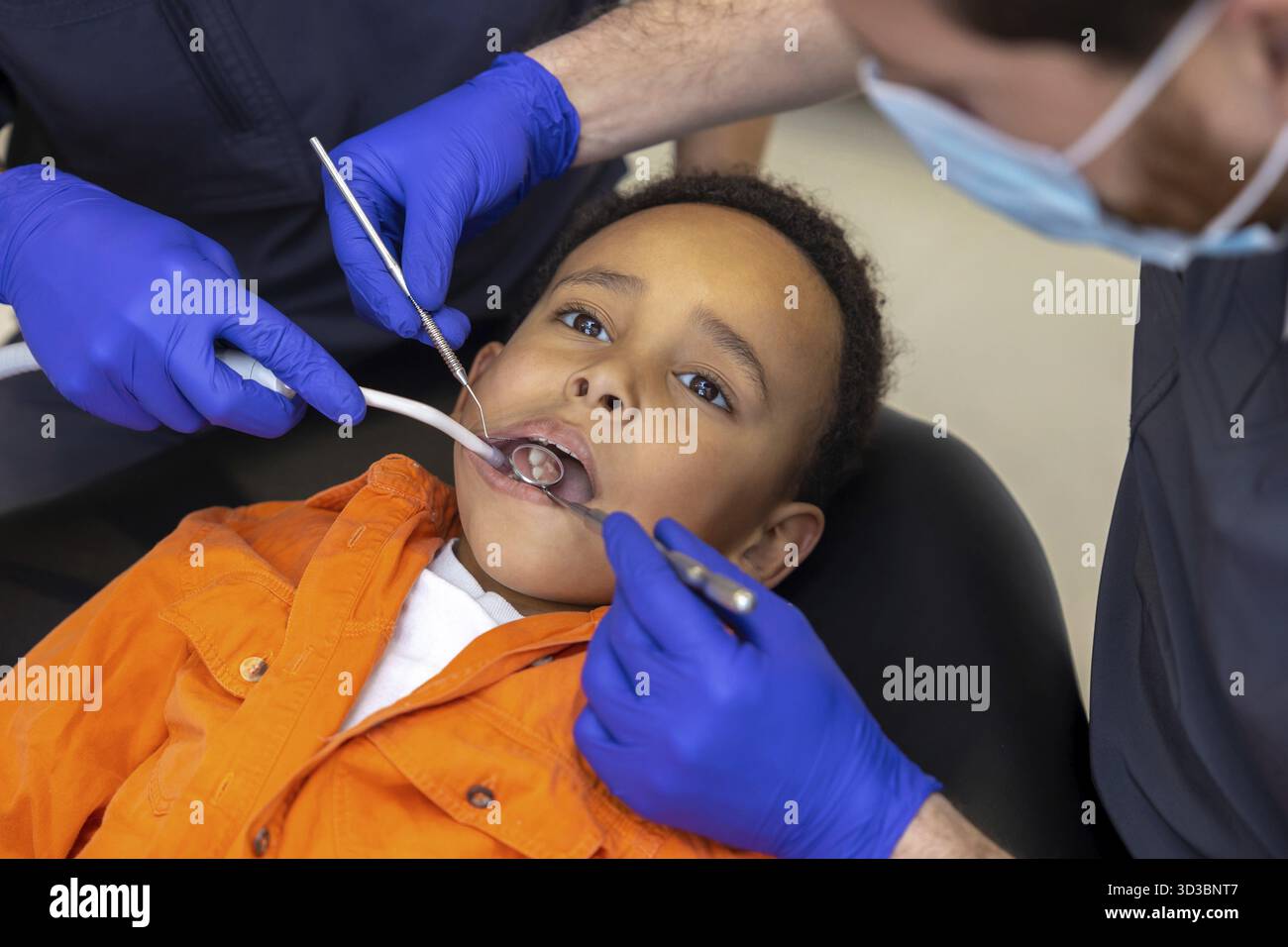 En odontologie. Le dentiste et son assistant soignant les dents de garçons Banque D'Images