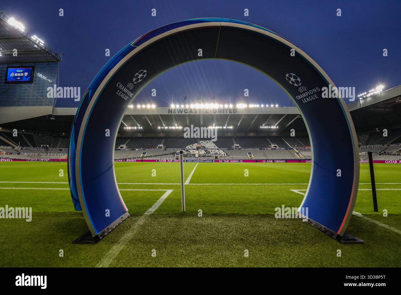 Newcastle upon Tyne, Royaume-Uni. 05 novembre 2025. Vue générale à l'intérieur du stade de St James' Park de l'UEFA Champions League Arch vue sur le stand de Milburn pendant le Newcastle United v Athletic Club UEFA Champions League Round 1 à James' Park, Newcastle upon Tyne, Angleterre le 5 novembre 2025 crédit : Lee Keuneke/Every second Media crédit : Every second Media/Alamy Live News Banque D'Images