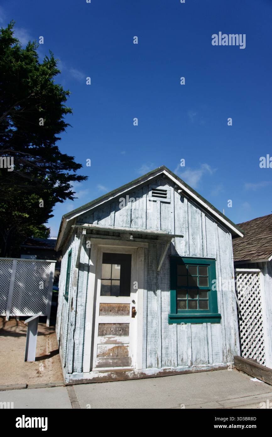 Rustique Cottage côtier avec fenêtre sarcelle, Monterey Californie Banque D'Images