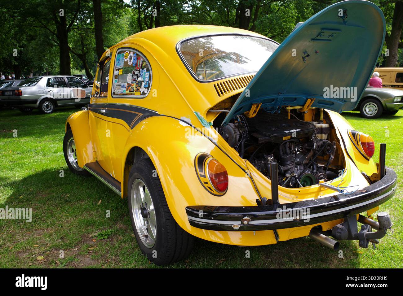 Bad Bentheim, Allemagne - 13 juillet 2025 L'arrière d'une voiture vintage Volkswagen noir jaune avec le moteur visible. Banque D'Images