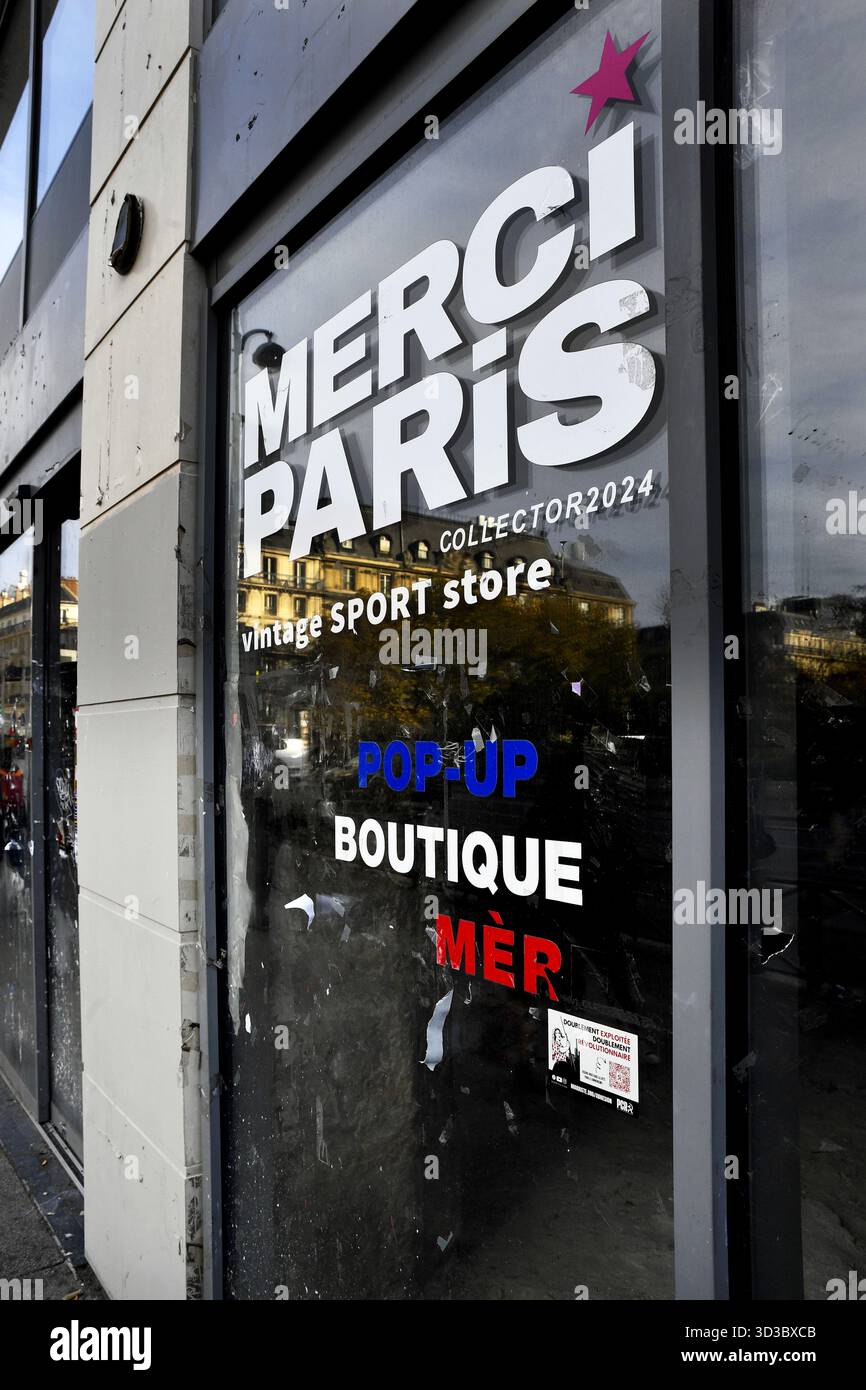 Fermé Pop-up Store dans la rue Rivoli - Paris - France Banque D'Images
