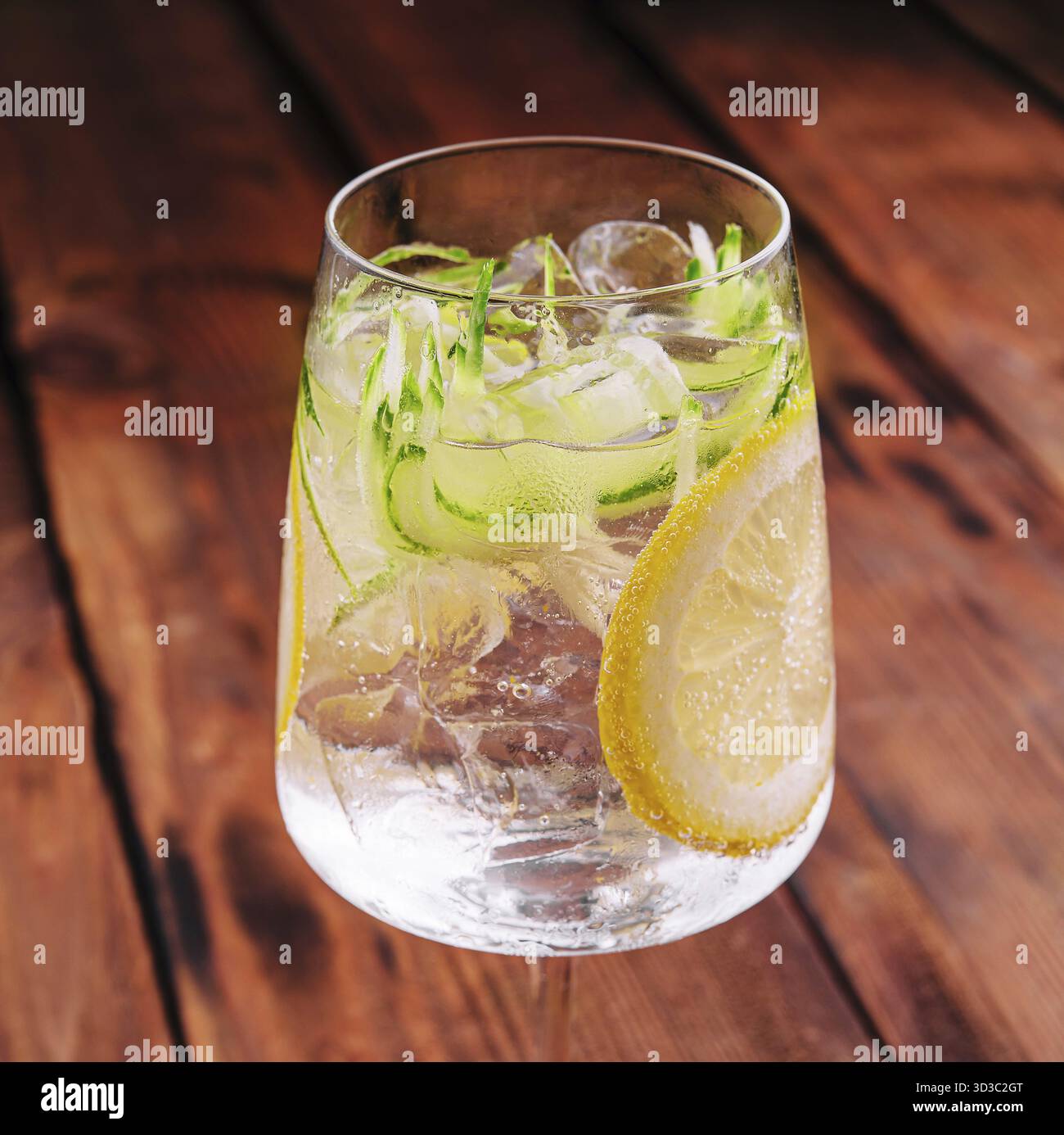 Nourriture, cocktails rafraîchissants d'été sans alcool avec citron et concombre Banque D'Images