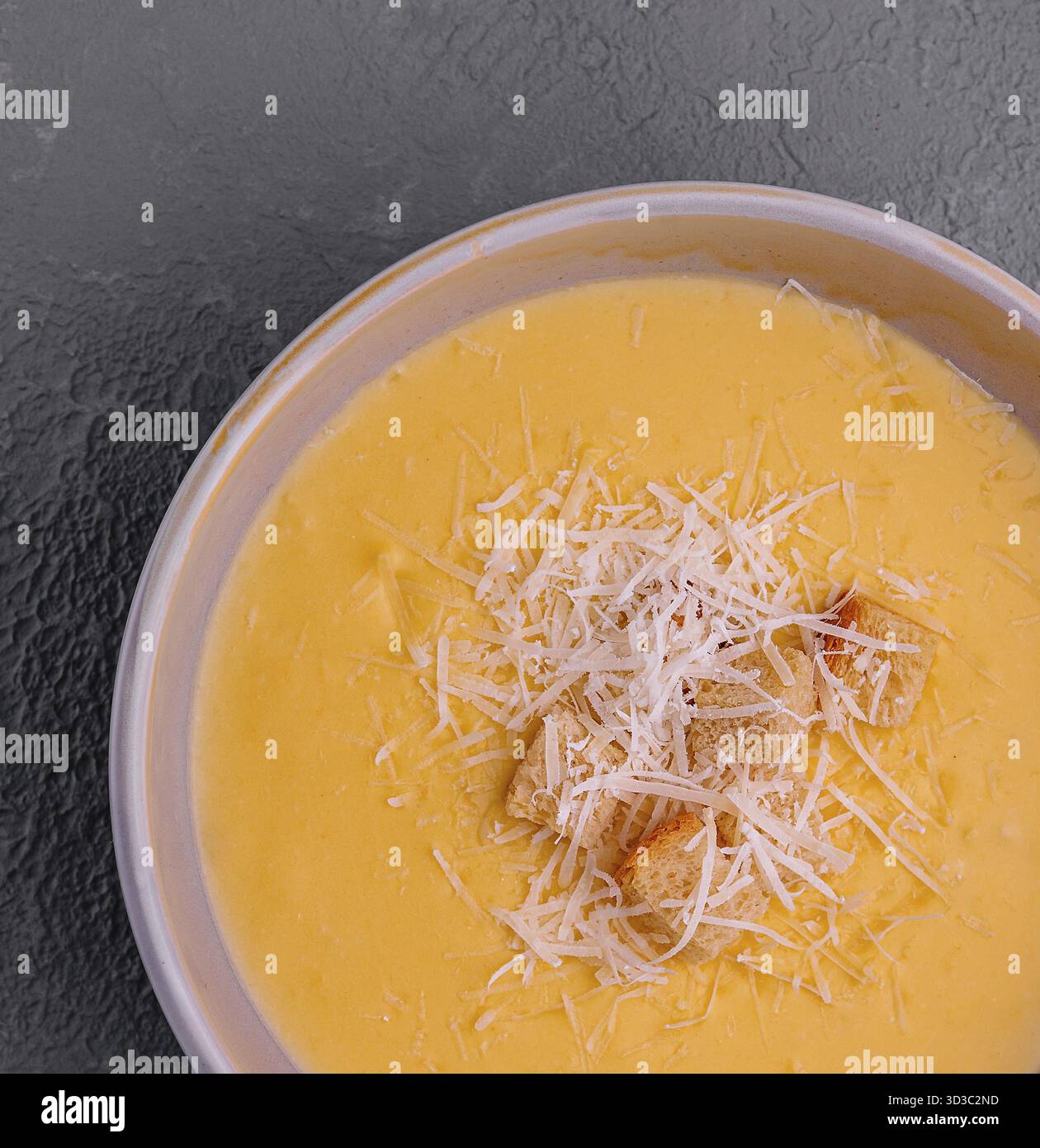 Nourriture, assiette de soupe aux pois servie avec du fromage Banque D'Images