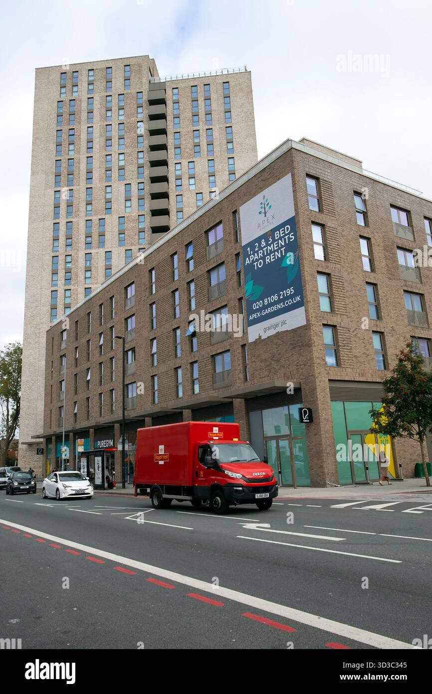Royal mail van vue verticale de l'immeuble d'appartements résidentiels en hauteur Apex House sur Seven Sisters Road North London N15 Angleterre Royaume-Uni KATHY DEWITT Banque D'Images