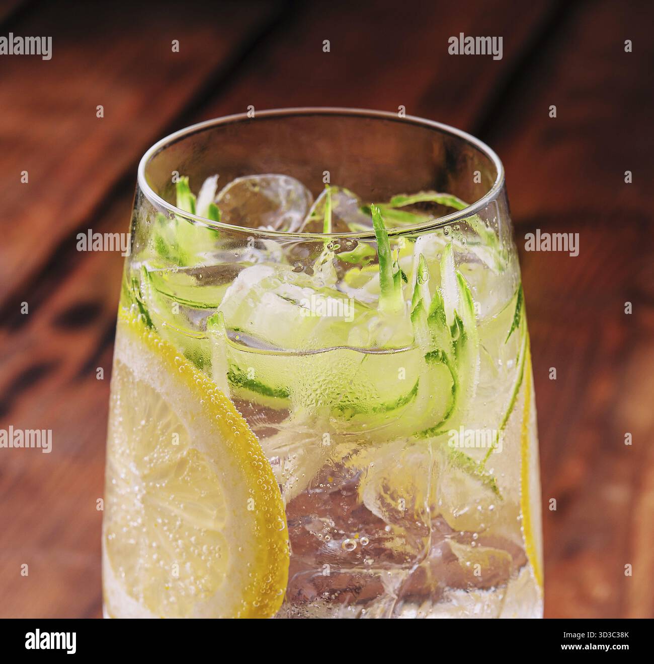 Nourriture, cocktails rafraîchissants d'été sans alcool avec citron et concombre Banque D'Images