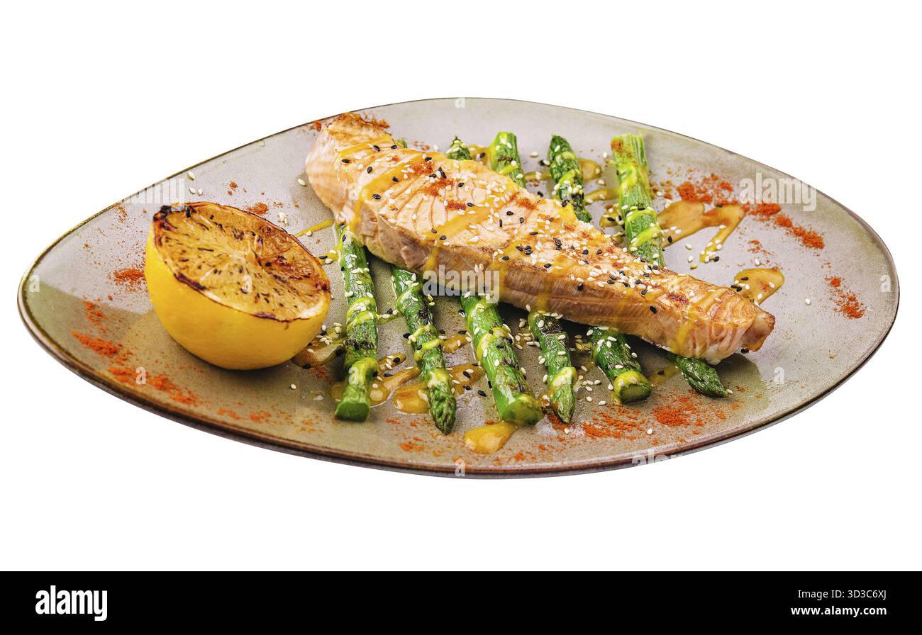 Nourriture, saumon grillé avec asperges et citron Banque D'Images