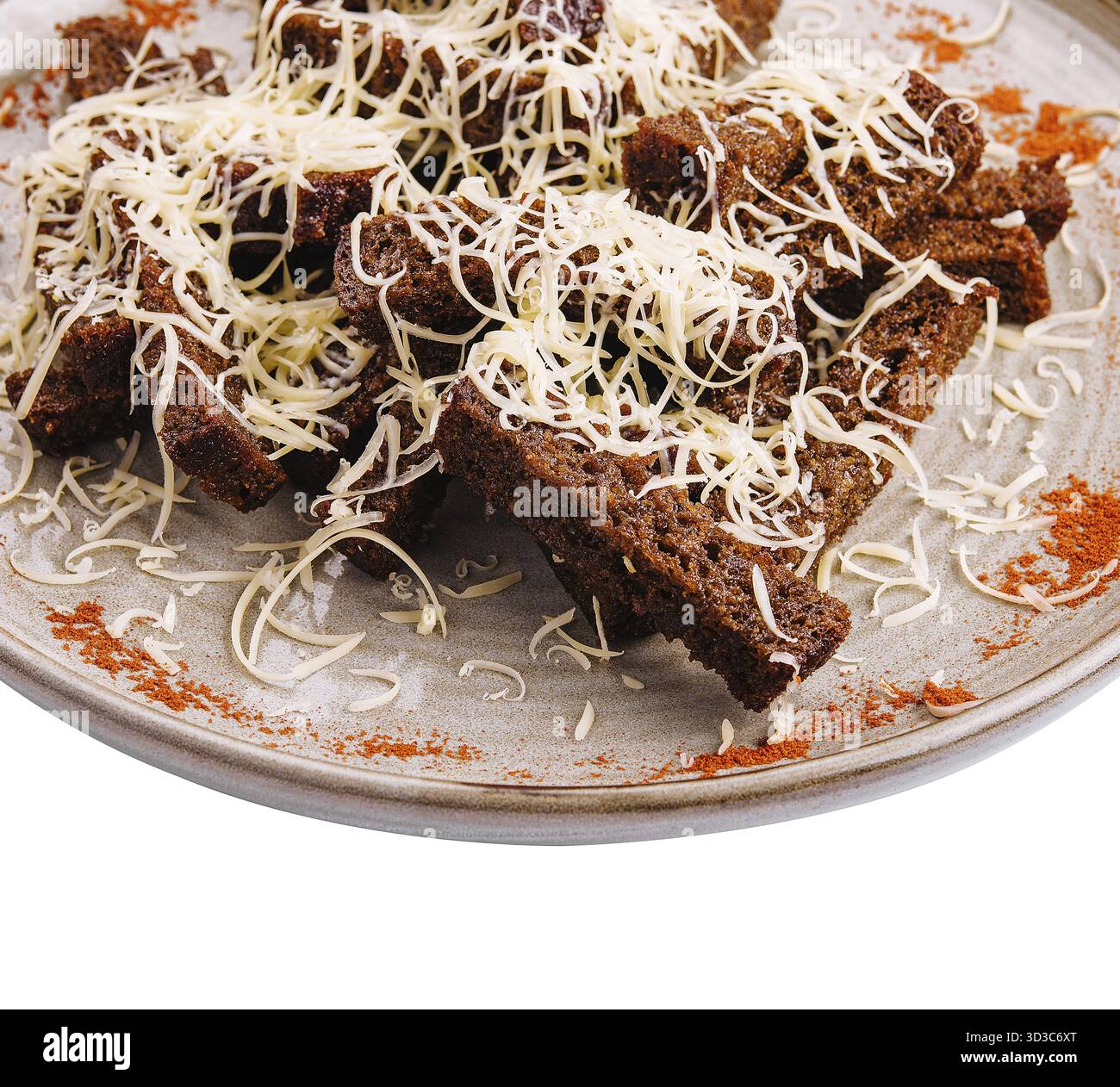 Nourriture, croûtons de pain de seigle avec fromage sur l'assiette Banque D'Images