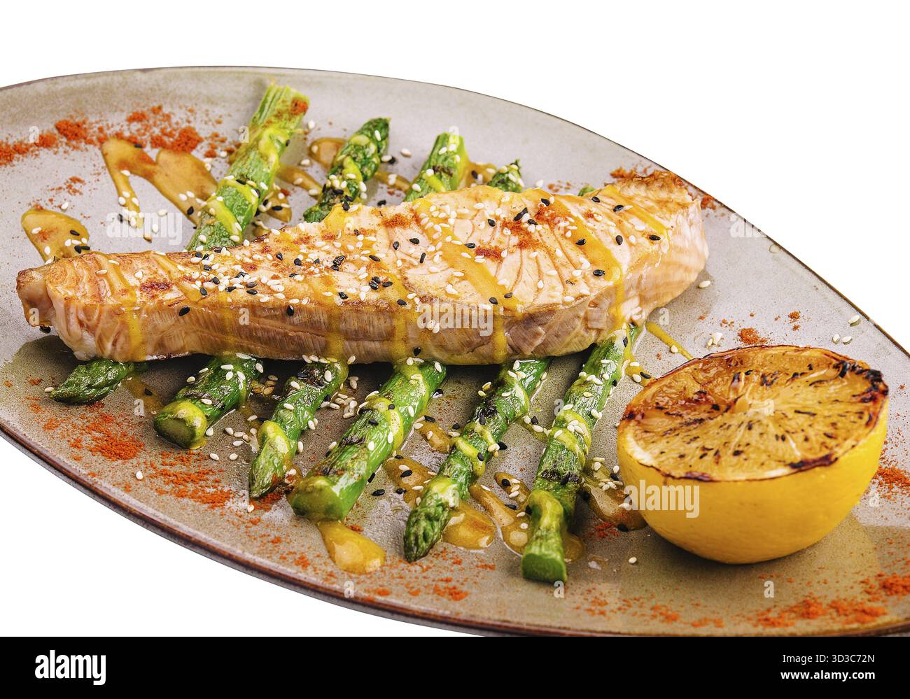 Nourriture, saumon grillé avec asperges et citron Banque D'Images