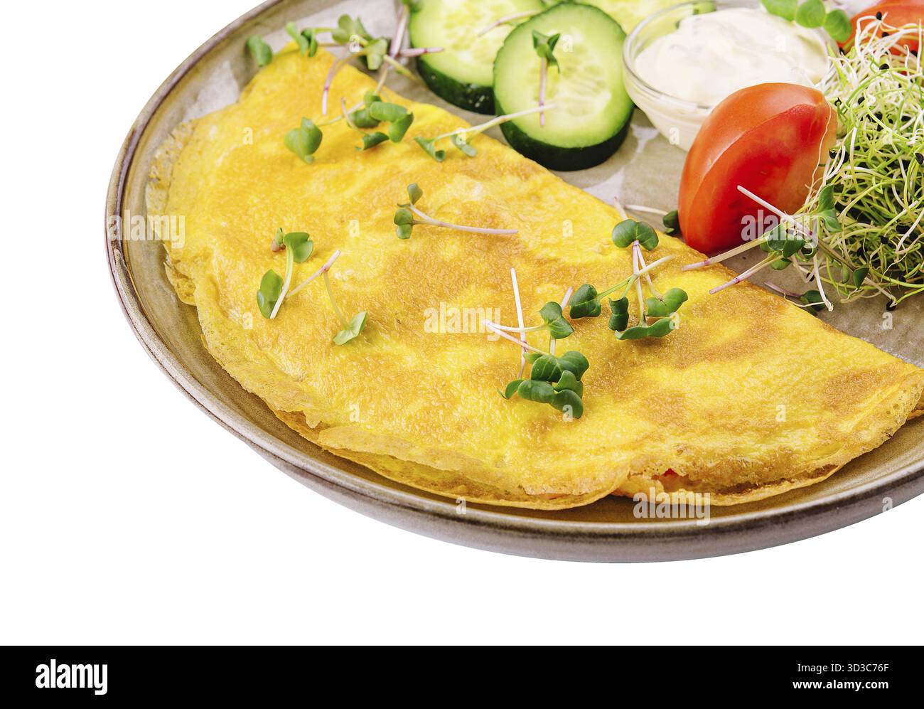 Nourriture, omelette avec fromage et persil, tomates tranchées et concombres dans l'assiette Banque D'Images