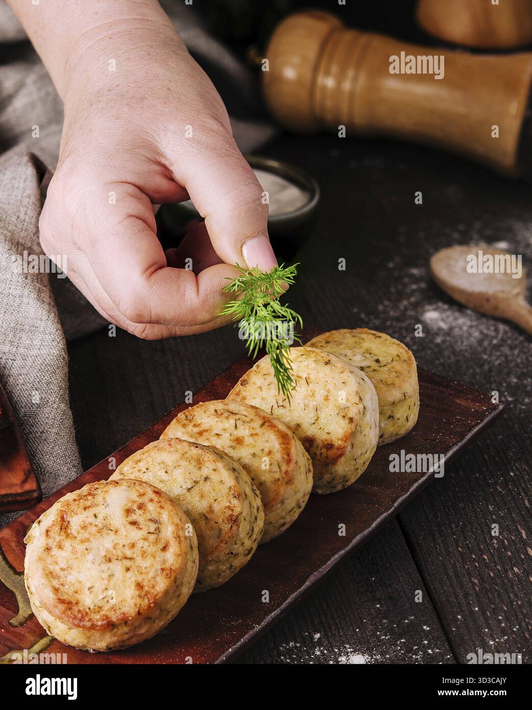 Nourriture, crêpes de courgettes végétales avec fromage, aneth et persil dans une assiette Banque D'Images