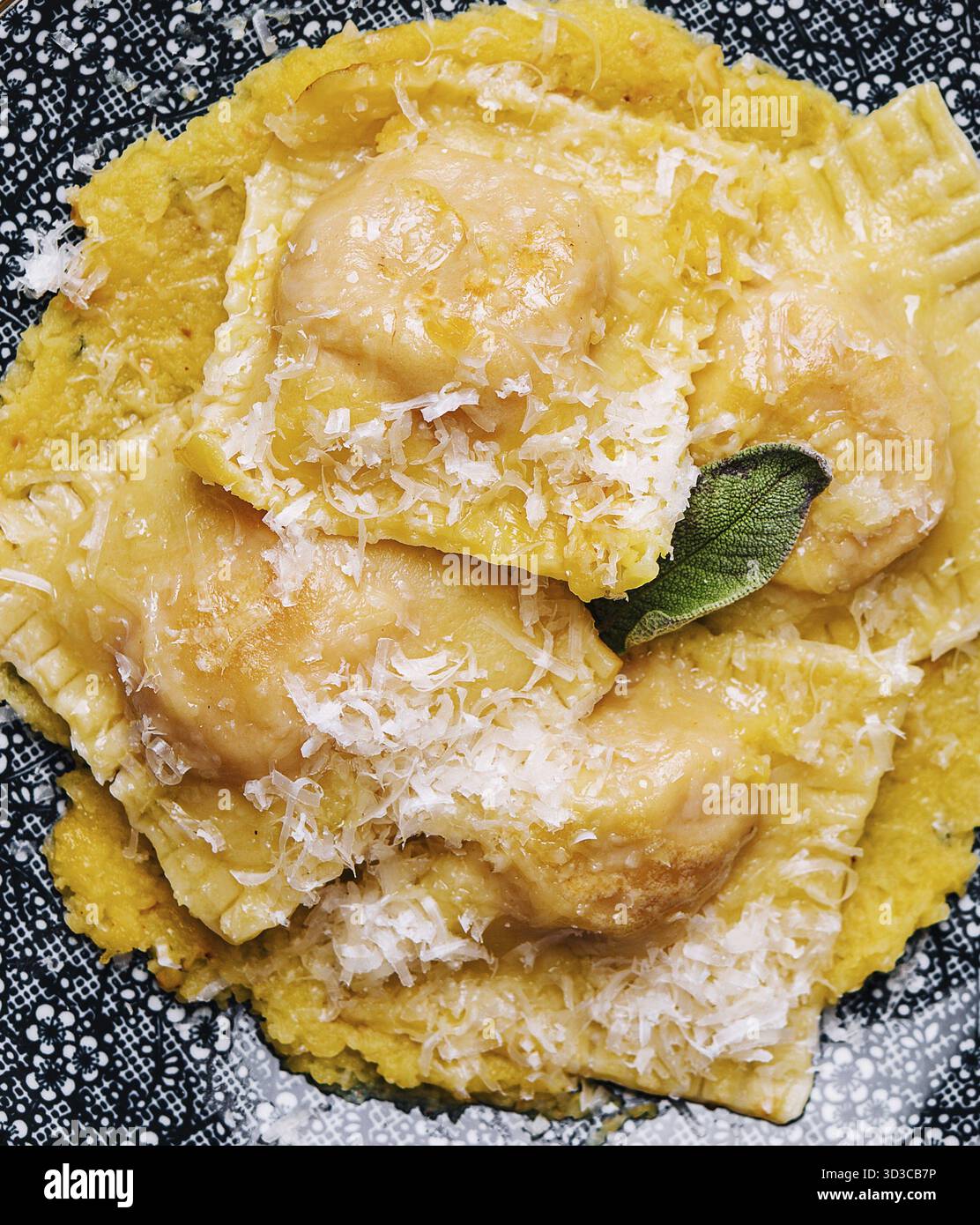 Nourriture, assiette de raviolis avec vue de dessus de fromage Banque D'Images
