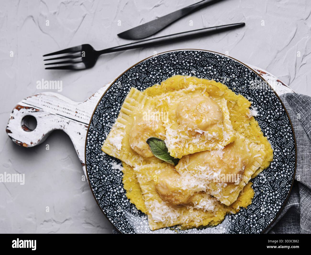 Nourriture, assiette de raviolis avec vue de dessus de fromage Banque D'Images