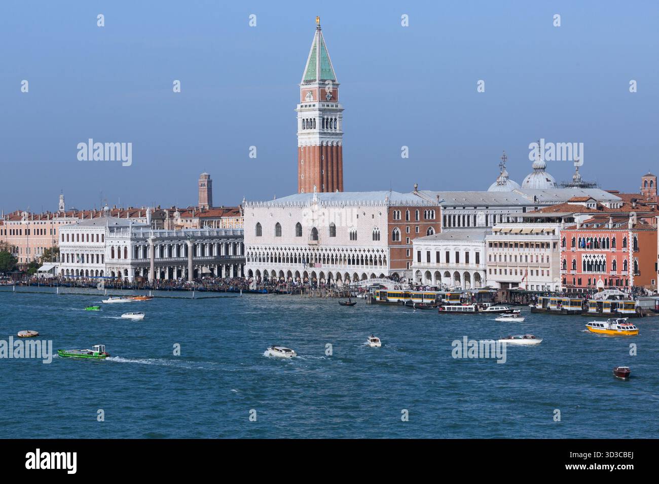 Circulation des bateaux sur le Grand canal de Venise Banque D'Images