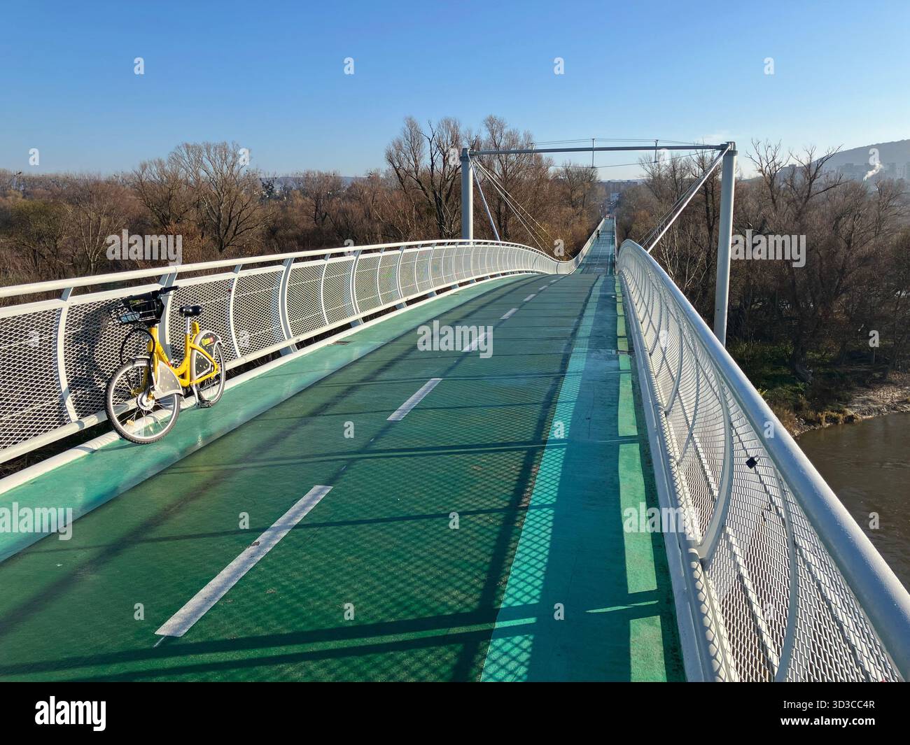Pont cycliste de la liberté sur la rivière Morava reliant le quartier Devínska Nová ves de Bratislava à Schloßhof en Autriche - Image de stock capturée avec un smartphone