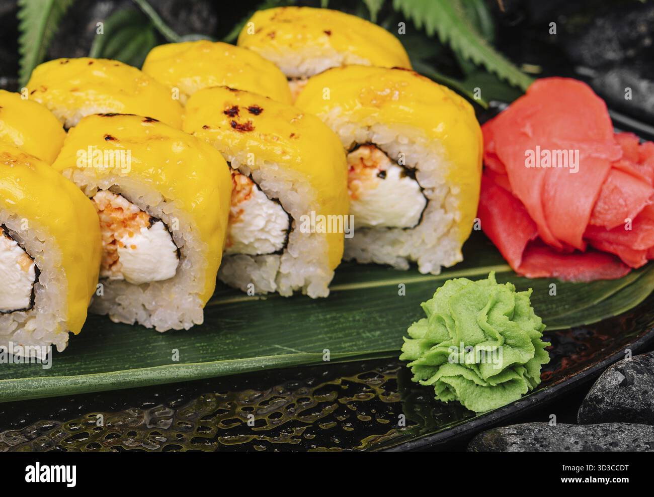 Nourriture, fromage sushi Rolls sur l'assiette noire Banque D'Images