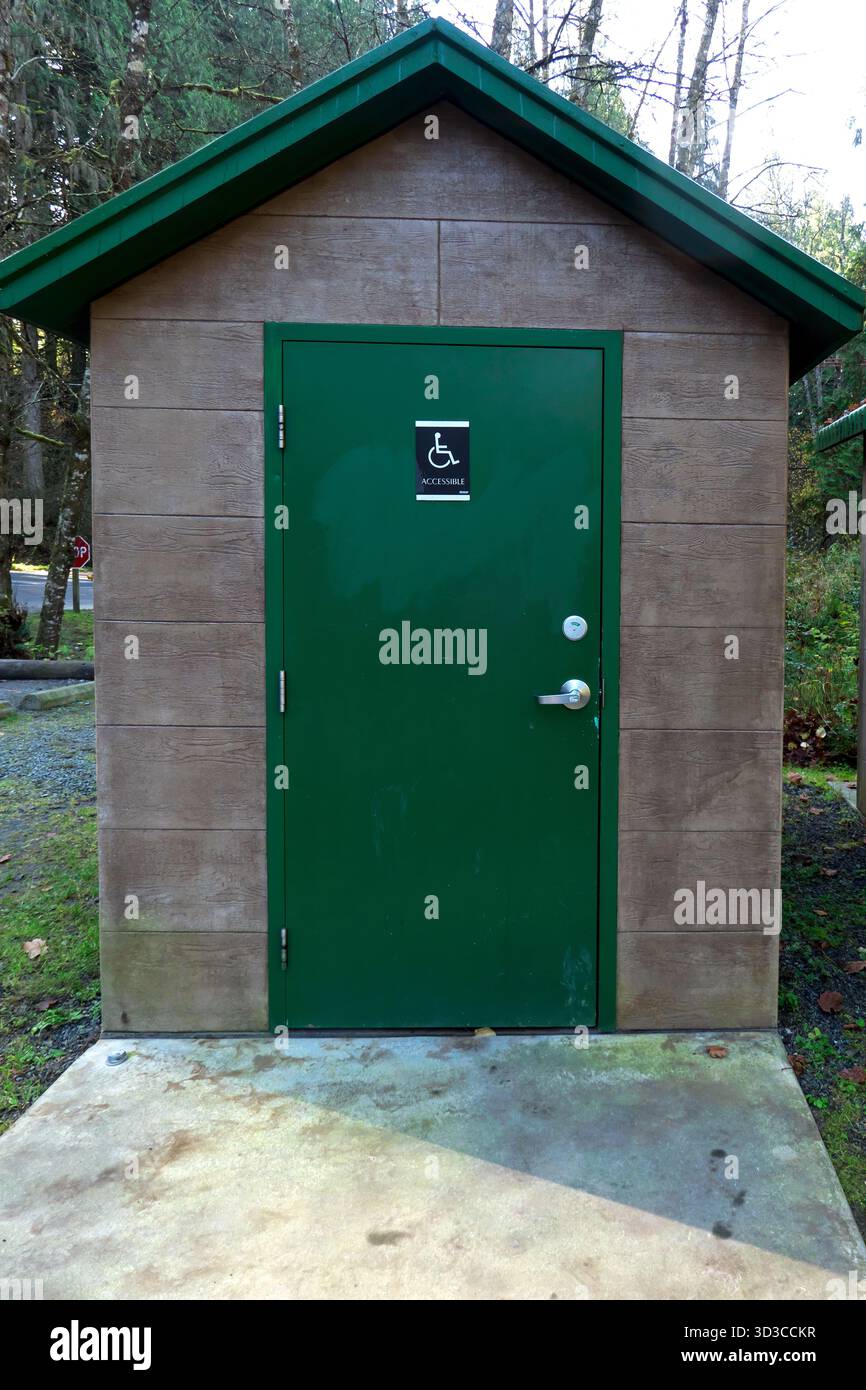 Bâtiment extérieur en béton préfabriqué accessible aux fauteuils roulants - toilettes extérieures, toilettes à fosse - Parkland Outhouse/Pit Toilet Banque D'Images