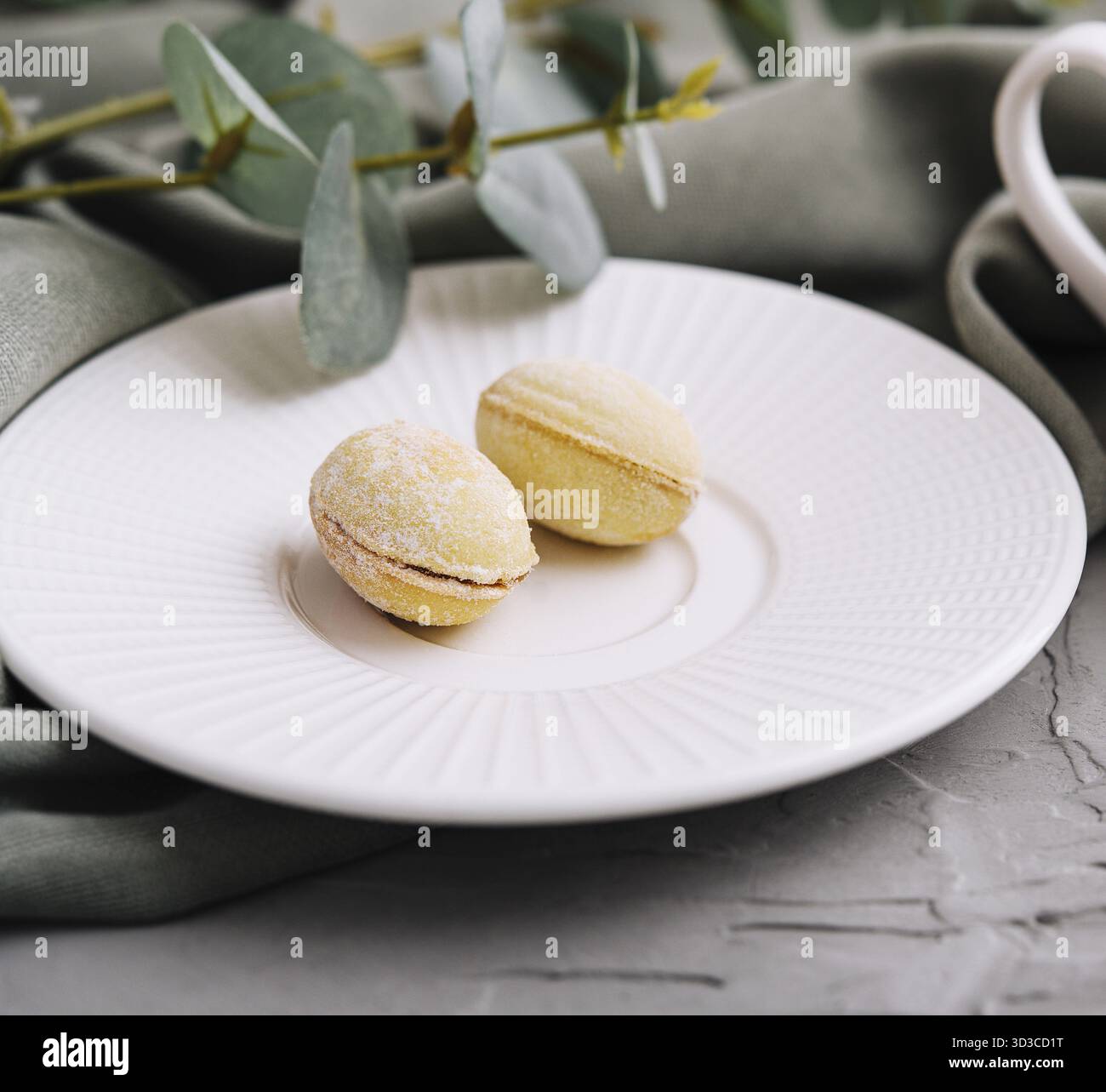 Nourriture, tasse de café et biscuits en forme de noix Banque D'Images