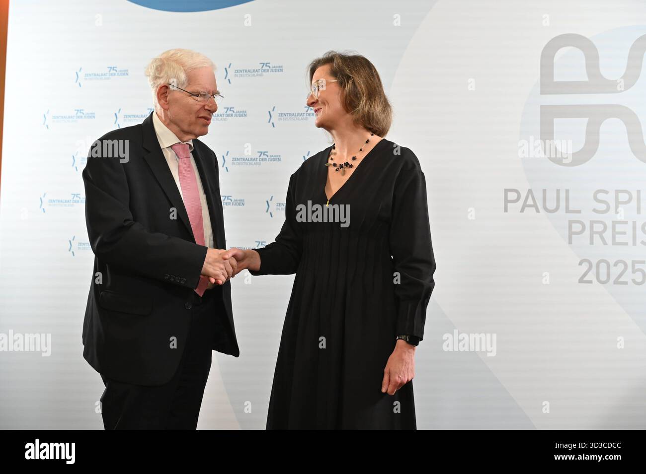 Die Aktivistin Karoline Preisler wird am Mittwoch 05.11.2025 in Berlin mit dem Paul-Spiegel-Preis des Zentralrats der Juden in Deutschland geehrt Foto vom 05.11.2025 : Karoline Preisler R mit dem Praesidenten des Zentralrats der Juden in Deutschland, Josef Schuster, vor der Preisverleihung. SIE erhaelt diesen fuer ihr engagement gegen Rechtsextremismus und Antisemitismus. Die FDP-Politikerin und Publizistin protestiert seit Jahren gegen Rechtsextremisten. In juengerer Zeit besuchte sie pro-palaestinensische Demonstrationen, um dort an das Schicksal der mittlerweile frei gelassenen israelischen Banque D'Images