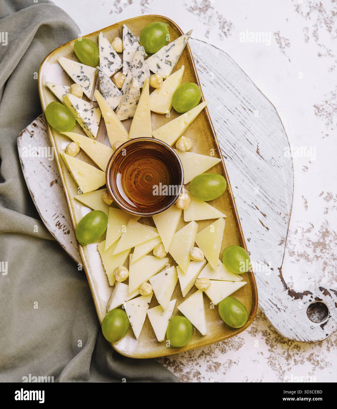 Nourriture, assiette de fromage. délicieux mélange de fromage sur assiette Banque D'Images