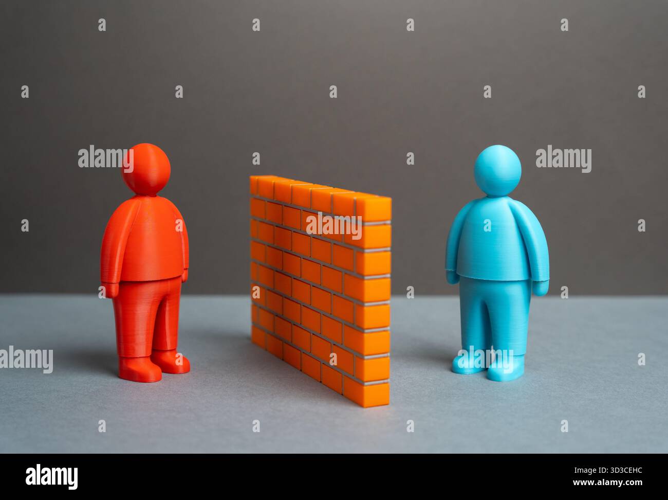 Deux personnes séparées par un mur de briques. Malentendus et barrières linguistiques. Stéréotypes. Trouver un terrain d'entente et gagner la confiance. Conflit social, Banque D'Images