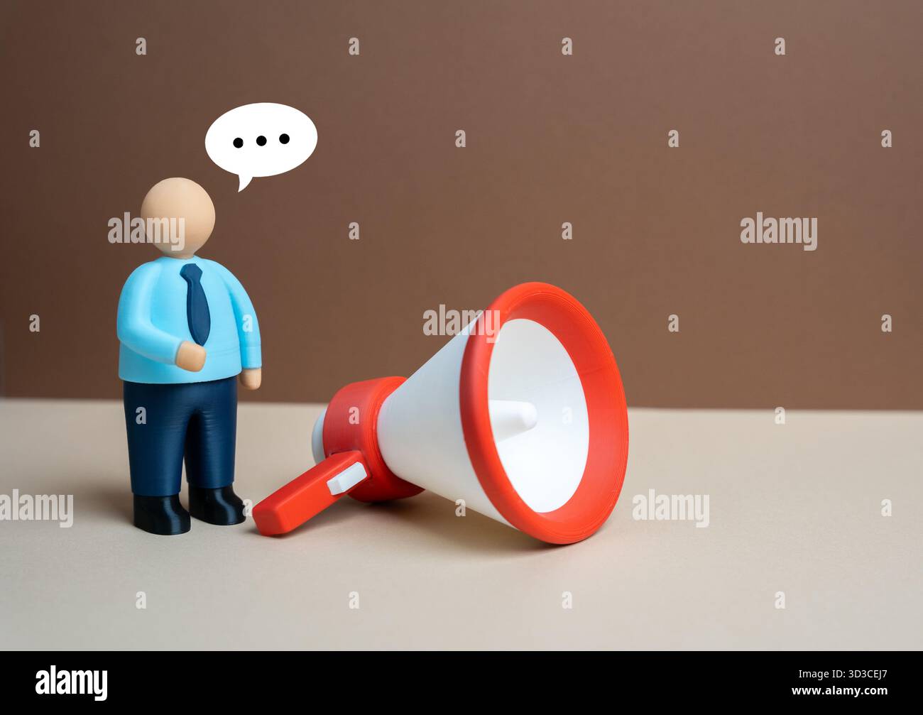 Un employé de bureau annonce un message via un mégaphone. Sonorisation. Publicité et marketing. Recrutement. Communication, influence des médias, et b Banque D'Images