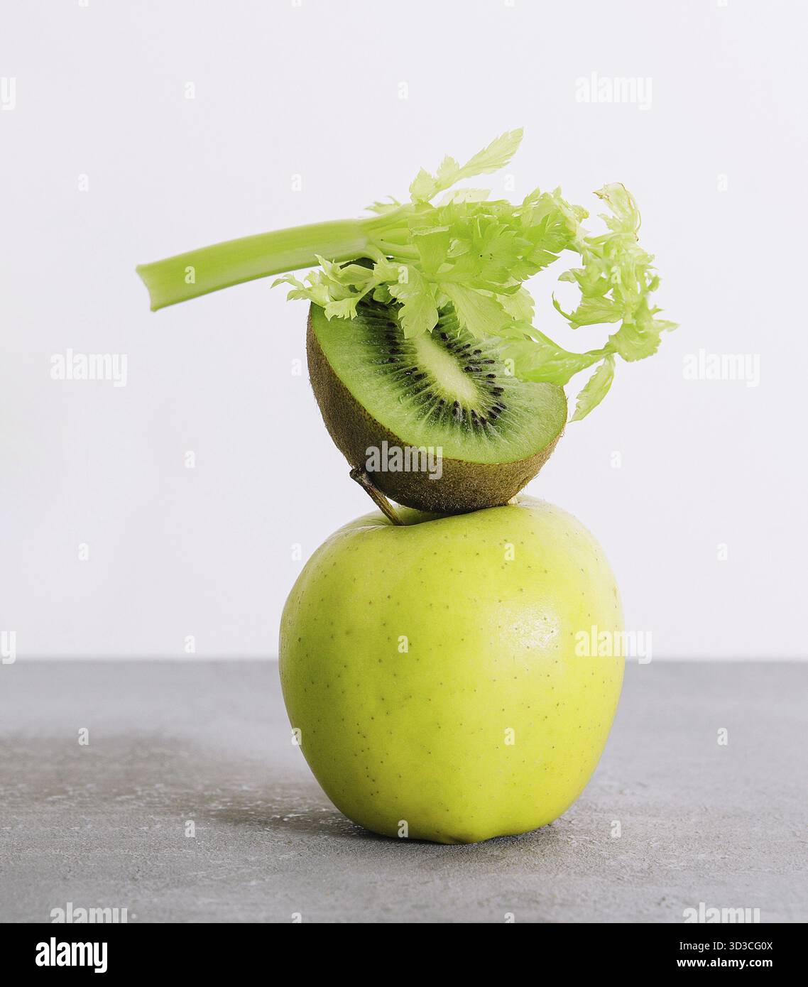 Nourriture, céleri, kiwi et pomme de près Banque D'Images