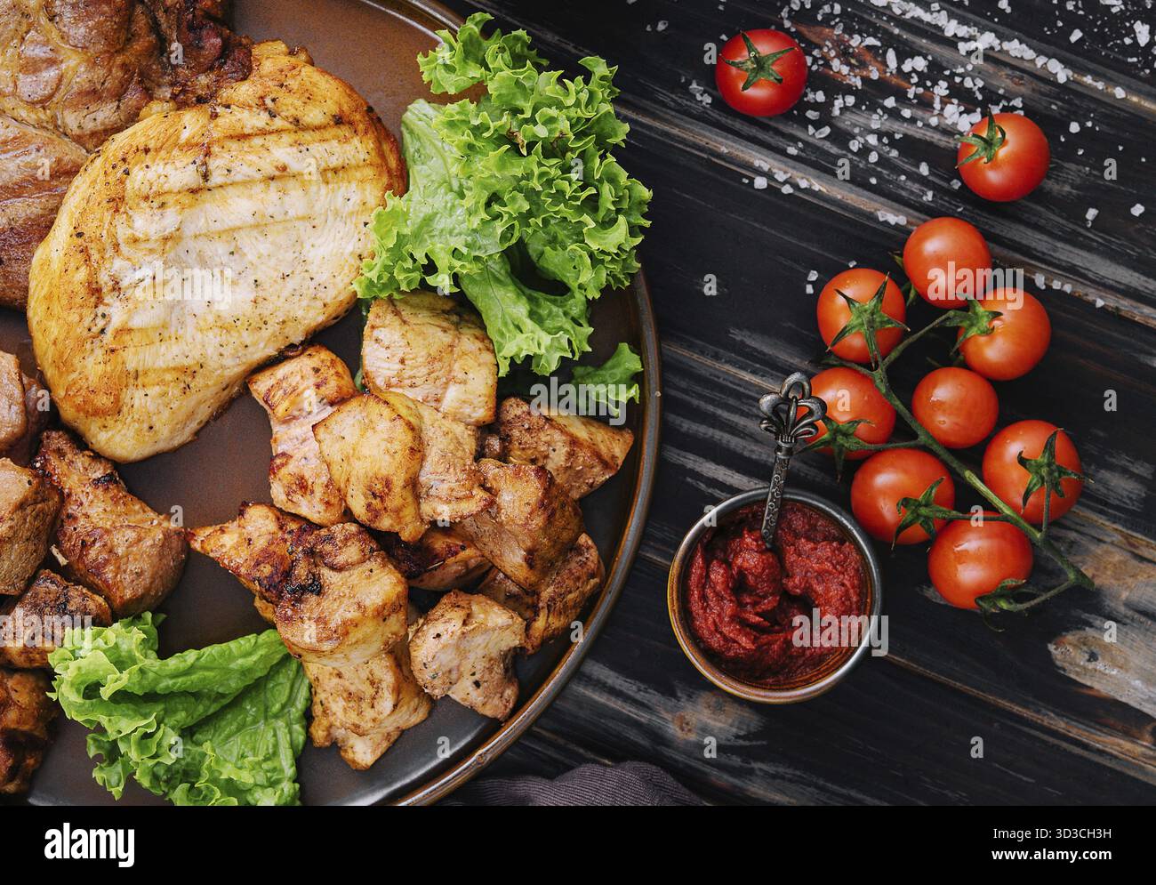 Nourriture, assortiment de viandes grillées barbecue sur bois foncé Banque D'Images