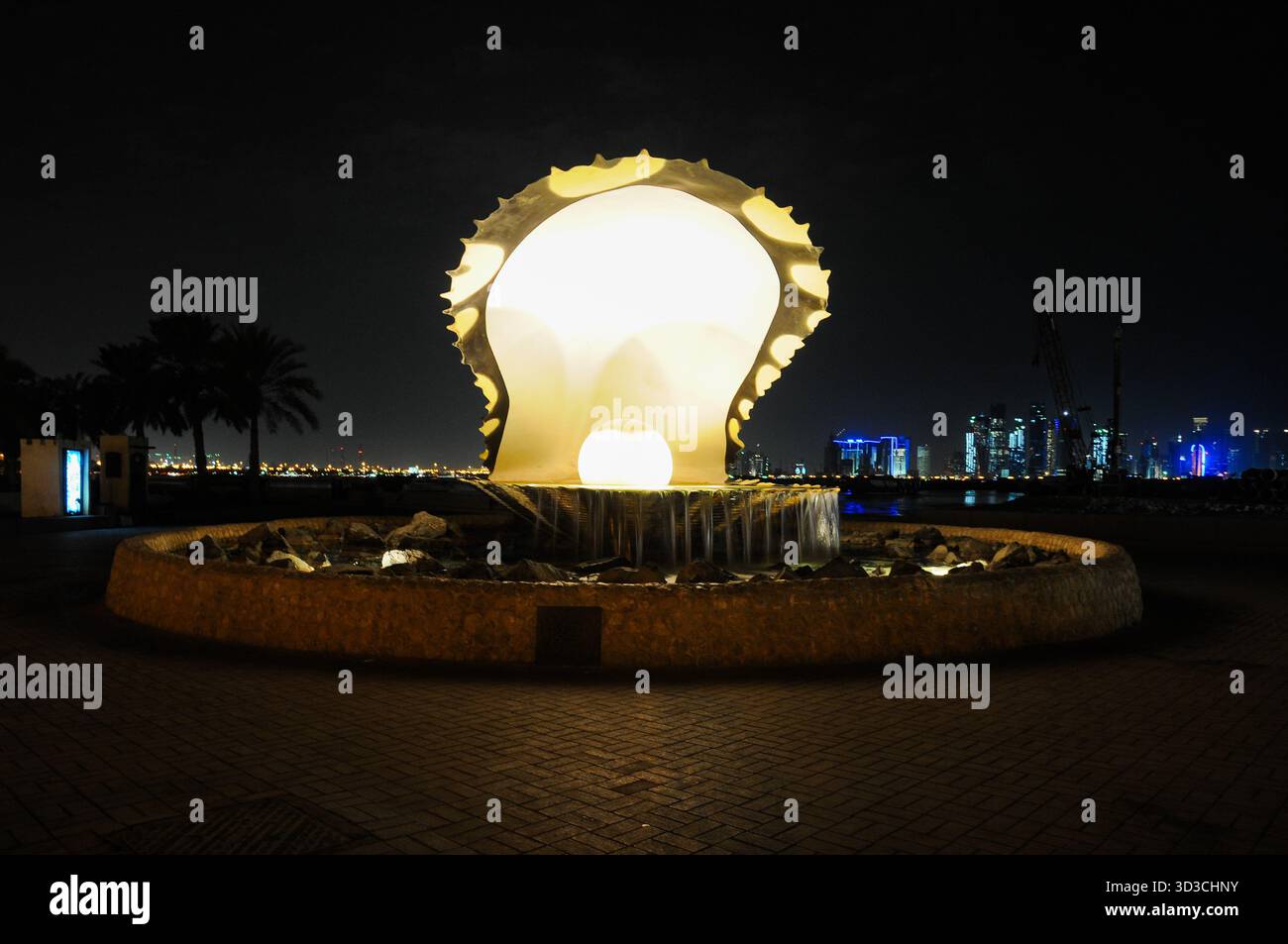 La fontaine de perles à la corniche de Doha illuminée la nuit Banque D'Images