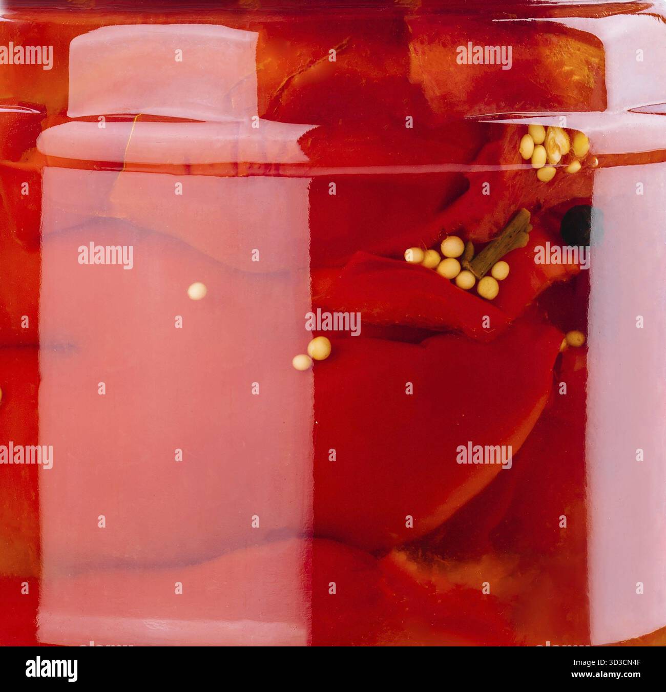 Nourriture, poivrons rouges sucrés dans un pot en verre de gros plan Banque D'Images