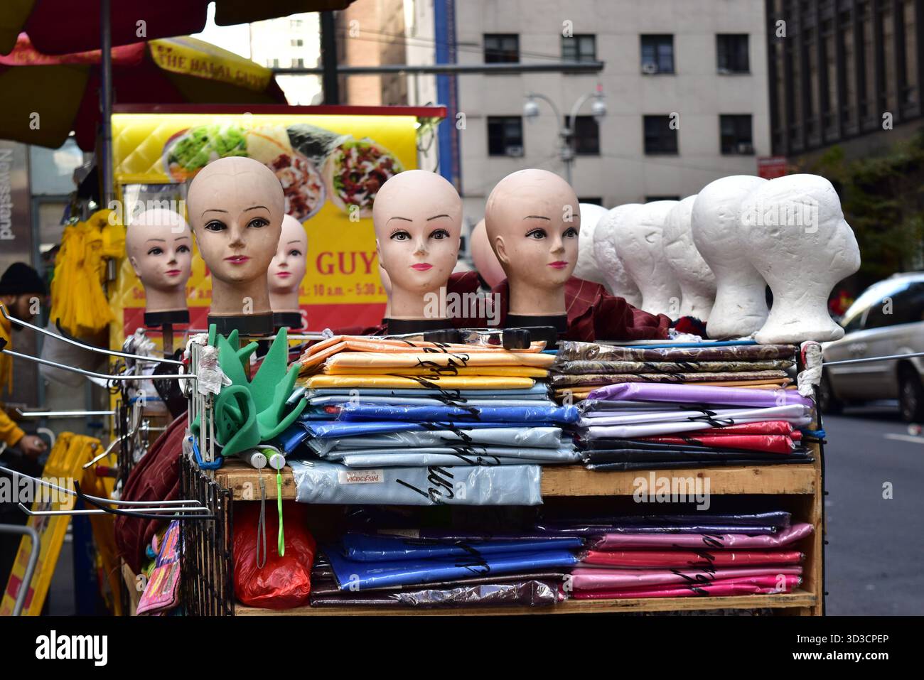 Rangées et rangées de dentelle complexe, ruban et garniture, méticuleusement organisées par couleur. Un instantané vibrant d'un magasin de fournitures textiles ou artisanales Banque D'Images