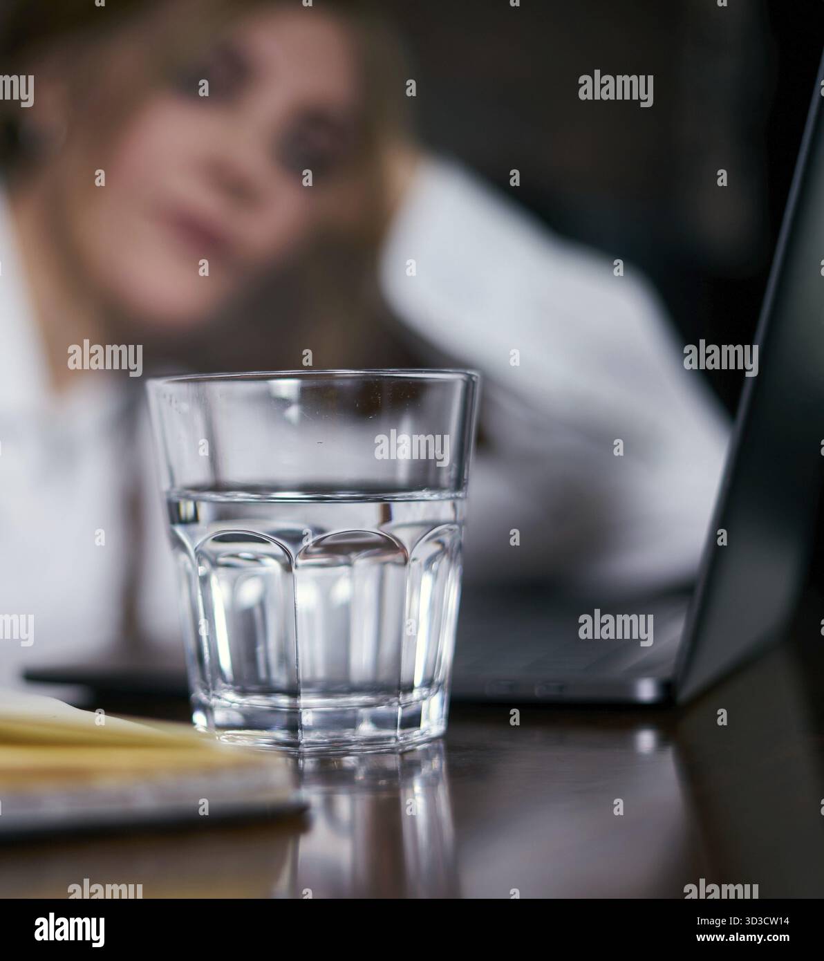 Femme senior attentive travaillant dans un café Banque D'Images