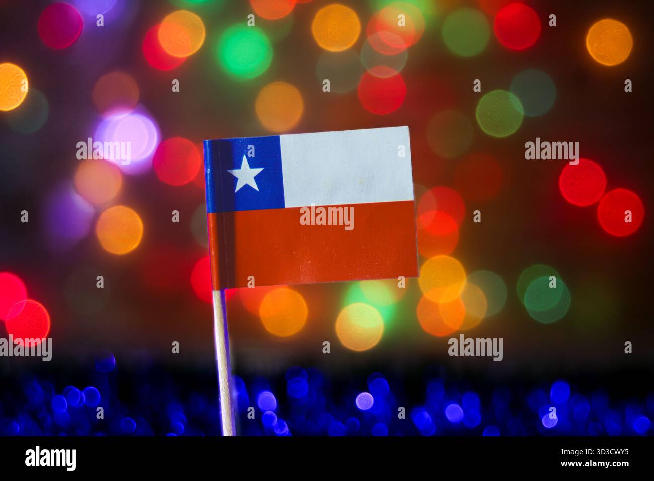 Drapeau chilien sur fond de bokeh lumineux et coloré. Souligner la fierté nationale, la culture sud-américaine et les grandes célébrations comme Noël. Banque D'Images