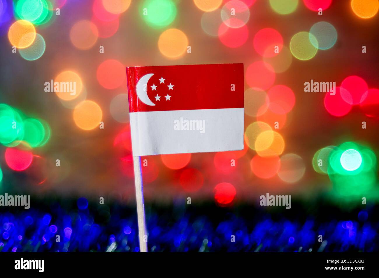 Affichage festif du drapeau de Singapour sur fond bokeh lumineux et coloré. Souligner la fierté nationale, les finances et les célébrations majeures. Banque D'Images