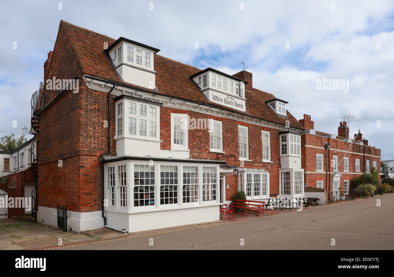 Le quai, bâtiments géorgiens traditionnels en briques rouges, Burnham sur Crouch, Essex, Angleterre. Banque D'Images
