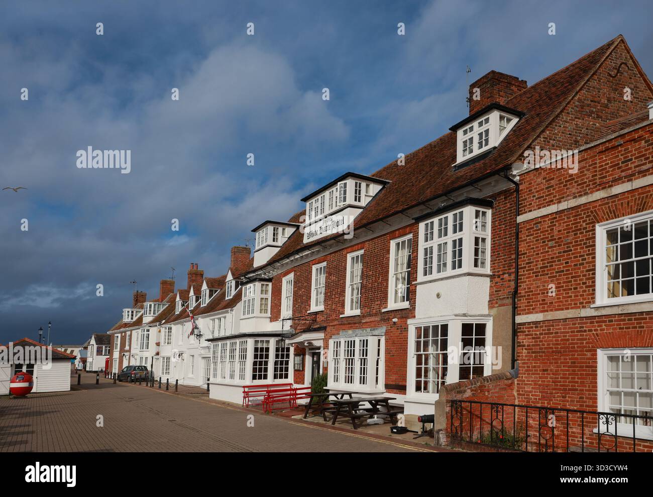 Le Quai, bâtiments géorgiens traditionnels en briques rouges. .Burnham sur Crouch, Essex, Angleterre. Banque D'Images