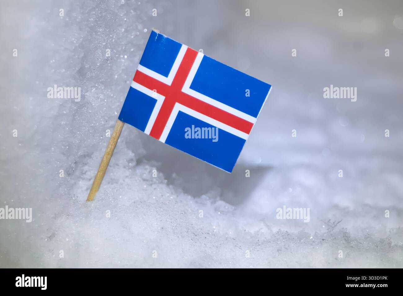 Drapeau islandais placé contre le gel cristallin, symbolisant le paysage glaciaire « feu et glace », l'éco-tourisme et l'aventure nordique. Banque D'Images