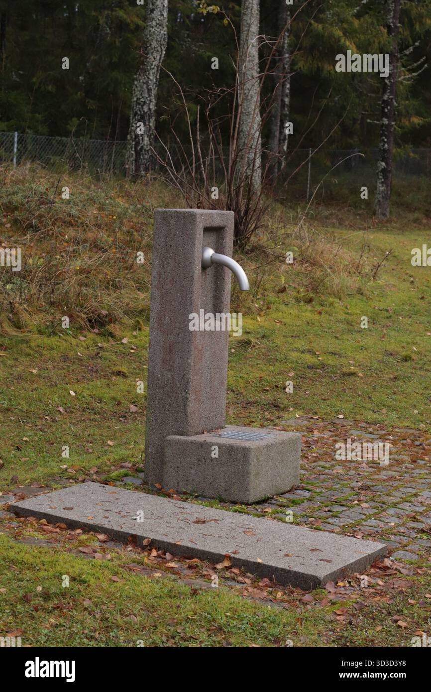 Fontaine d'eau potable extérieure en pierre — conception minimaliste et infrastructure publique durable Banque D'Images