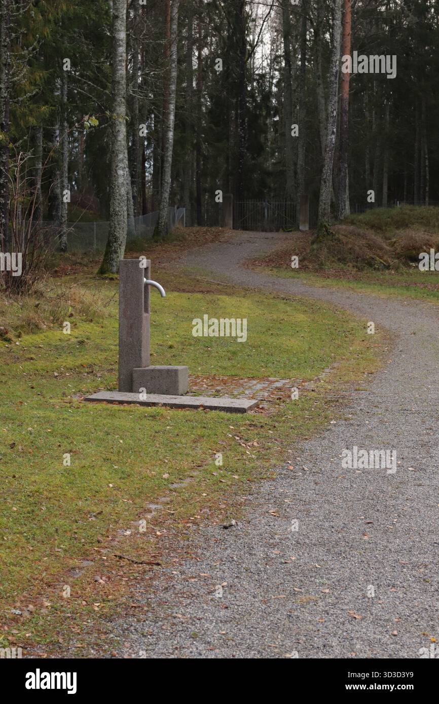 Fontaine d'eau potable extérieure en pierre — conception minimaliste et infrastructure publique durable Banque D'Images