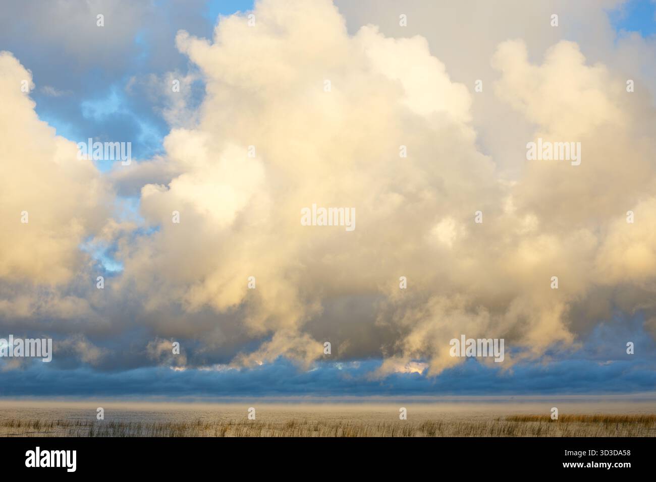 Les nuages d'automne du matin au-dessus du lac Upper Red, nord du Minnesota, États-Unis. Banque D'Images