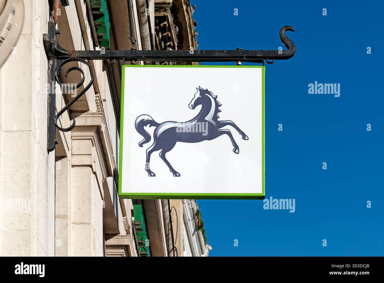 Hereford, Herefordshire, Angleterre, Royaume-Uni - 25 octobre 2025 : une signature Lloyds Bank à High Town, Hereford, Herfordshire, Angleterre, Royaume-Uni Banque D'Images