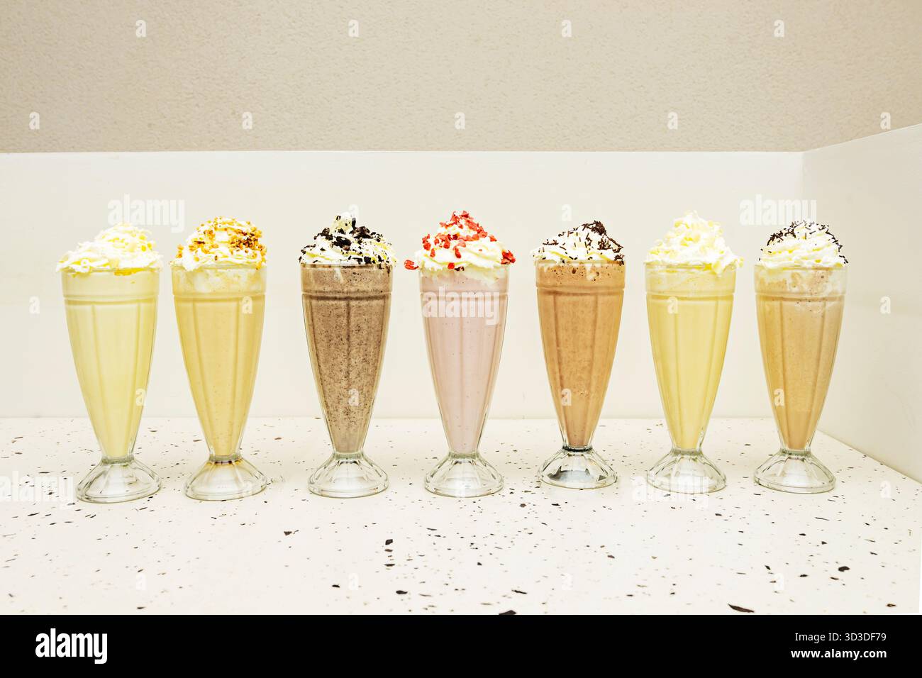 Milk-shake au brownie avec crème glacée au chocolat, morceaux de brownie, noix grillées et crème fouettée Banque D'Images